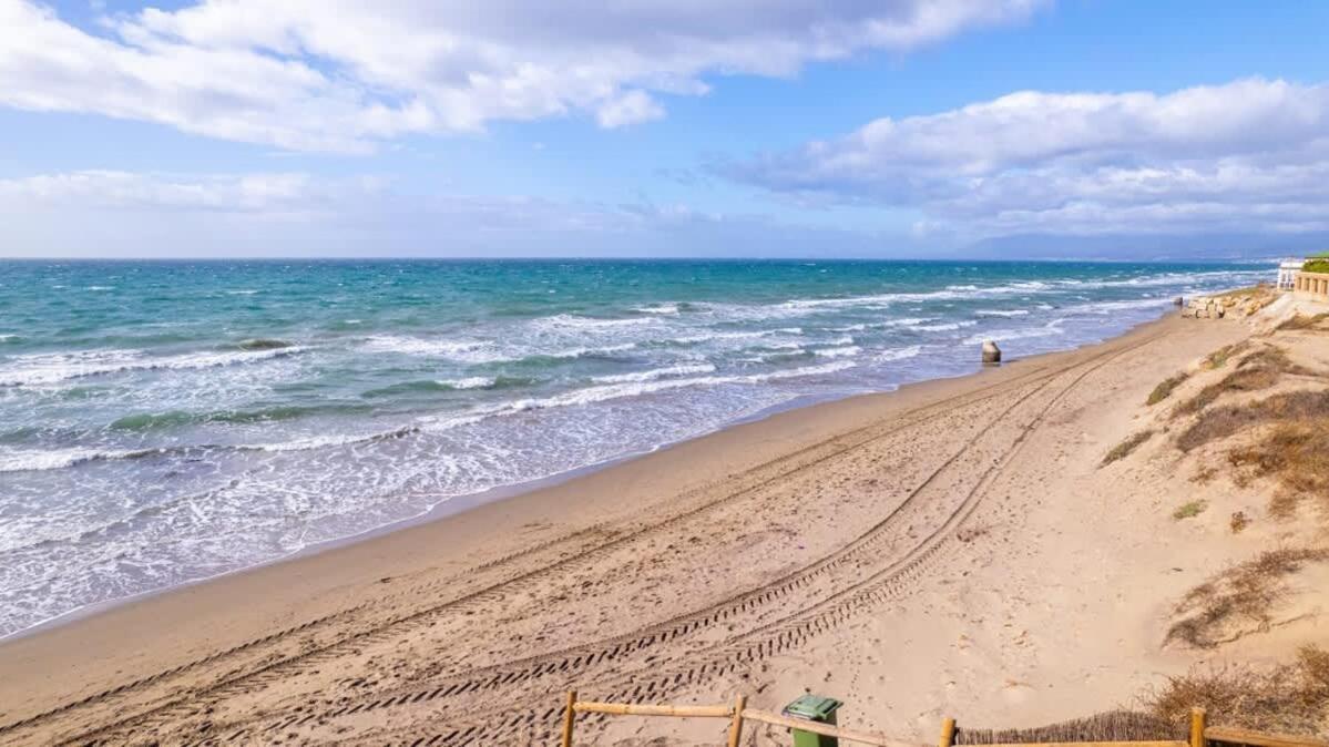 Seaside Elegance With Sea View Apartemen Marbella